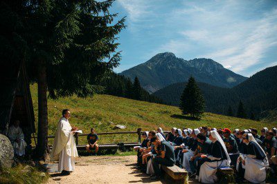 Fr. Gabriel Gillen, O.P. preaching to the Sisters of Life & the college Knights of Columbus at WYD.