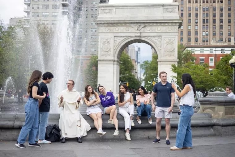 NYU Catholic students gather in Washington Square Park with Dominican Father Vincent Bernhard. (photo: Courtesy of the Catholic Center at New York University / Courtesy of the Catholic Center at New York University)